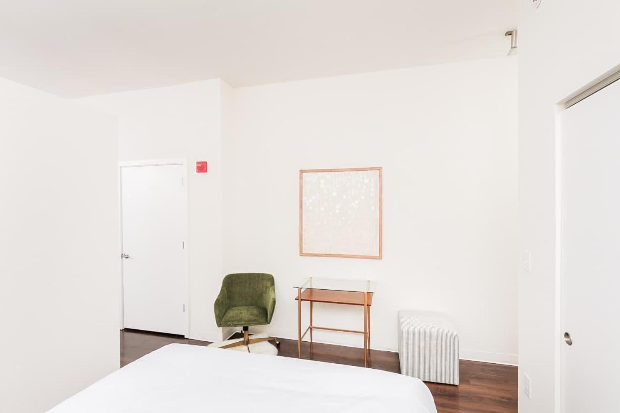 1br Luxury Studio Historic Building, Parking, Rooftop Deck & Gym Apartment *