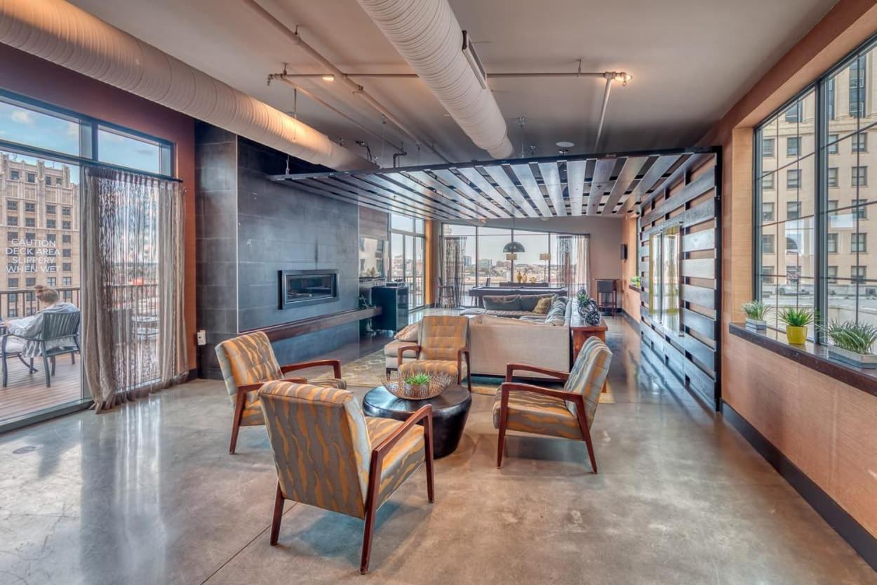 1br Luxury Studio Historic Building, Parking, Rooftop Deck & Gym Apartment *