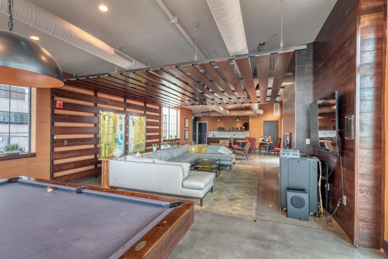1br Luxury Studio Historic Building, Parking, Rooftop Deck & Gym Apartment