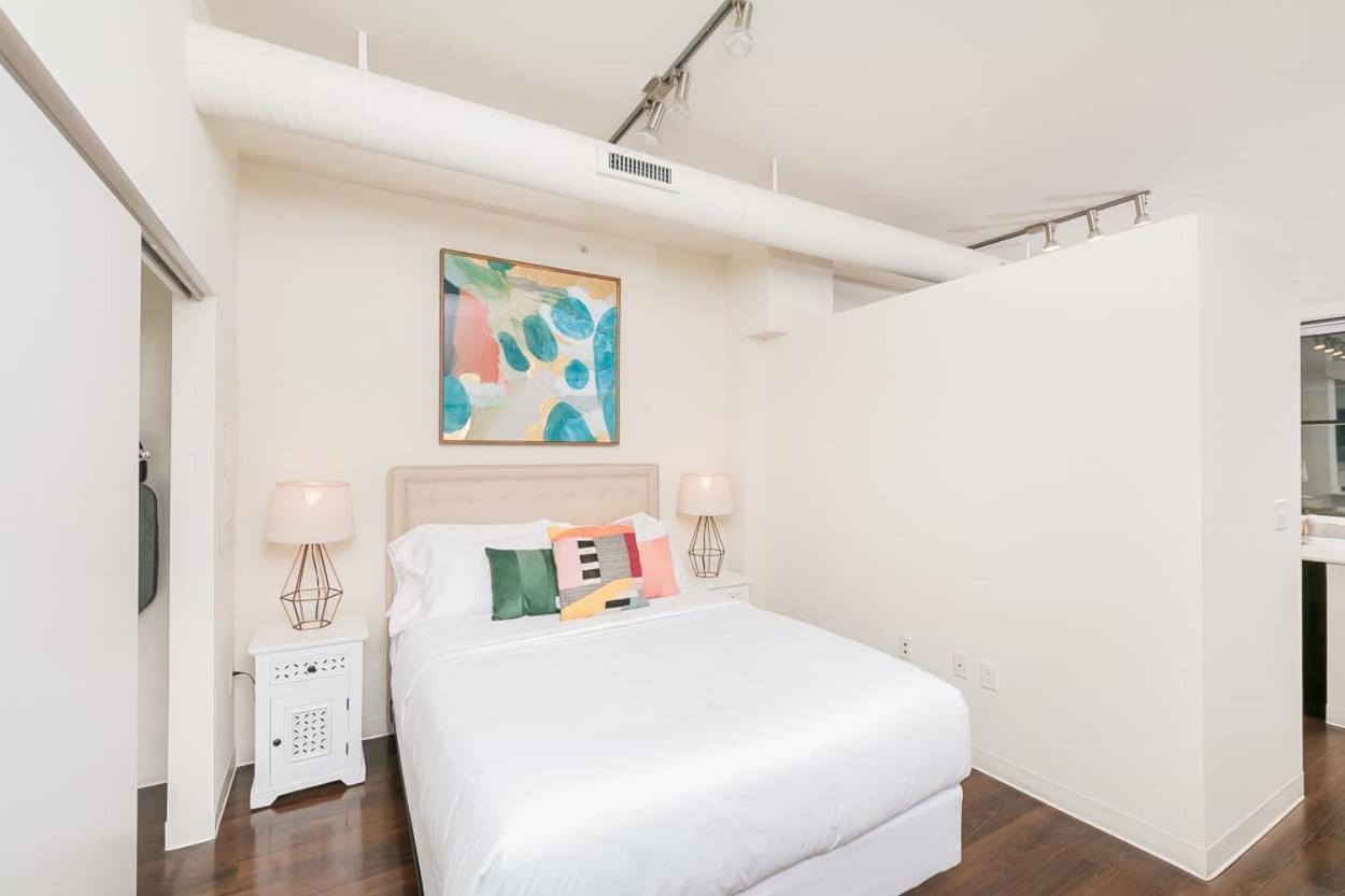 Apartment 1br Luxury Studio Historic Building, Parking, Rooftop Deck & Gym *